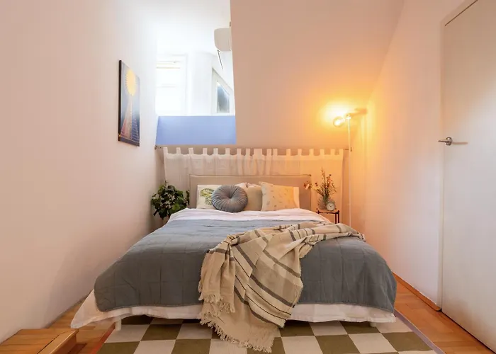 Urban Corner 5min To Republic Square Renovated شقة